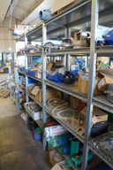 Indhold på reol af diverse reservedele