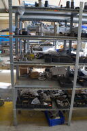 Indhold på reol af diverse reservedele