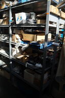 Indhold på reol af diverse reservedele