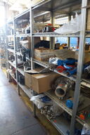 Indhold på reol af diverse reservedele