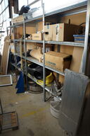 Indhold på reol af diverse reservedele