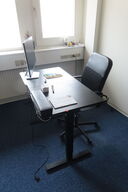 Hæve-/sænkebord med indhold samt kontorstol