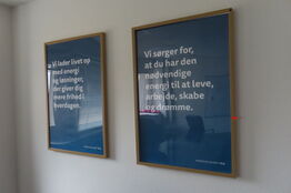 2 stk plakater i ramme, 2 stk stativer til banner og 1 stk whiteboard