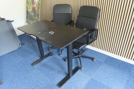 Hæve-/sænkebord samt 2 kontorstole CASARIA OG IKEA