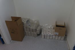 Diverse papir samt klare affaldssække