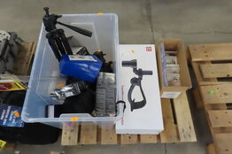 Kasse med diverse tilbehør til kamera