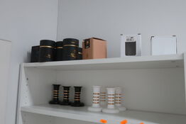 Vandpibehoveder på reol 