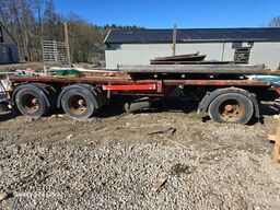 Ældre lastbilanhænger med gode dæk