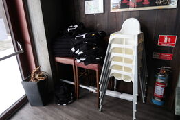 2 stk. barstole, højstole, planter m.m.