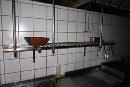 Rustfri stålhylde med indhold