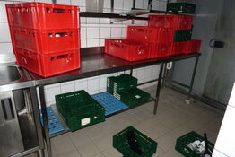 Rustfri stålbord uden indhold