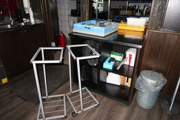 2 stk. skraldespandstativer samt indhold i reol