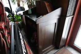 Skrivepult uden indhold samt stumtjener