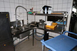 Rustfri stålbord med vask, armatur, opsats m.m. uden indhold