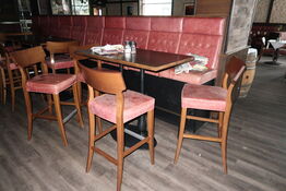 Barbord med 4 stk. barstole SASA