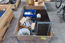 Palle med diverse elkomponenter