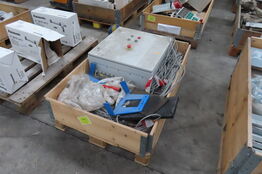 El skab med diverse ledninger