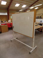 Whiteboard på hjul, med skab