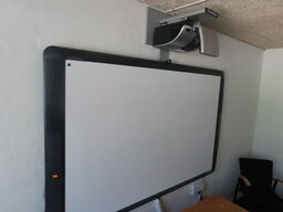 Smartboard med projector og indbyggede højtalere