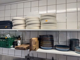 Div. tallerkener, skåle, glas, flasker m.v. (se billeder)