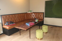 2 stk. cafésofaer inkl. bord & 2 stk. skamler