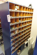 Reol med indhold af diverse beslag, fittings mv. 