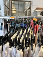 Stort parti dametøj – blandede styles og størrelser SE BILLEDER