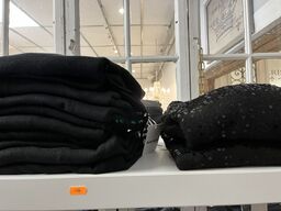Stort parti dametøj – blandede styles og størrelser SE BILLEDER