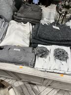 Stort parti dametøj – blandede styles og størrelser SE BILLEDER
