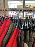 Stort parti dametøj – blandede styles og størrelser SE BILLEDER
