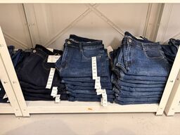 Stort parti dametøj – blandede styles og størrelser SE BILLEDER