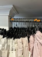 Stort parti dametøj – blandede styles og størrelser SE BILLEDER
