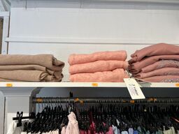 Stort parti dametøj – blandede styles og størrelser SE BILLEDER
