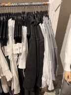 Stort parti dametøj – blandede styles og størrelser SE BILLEDER
