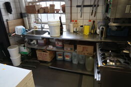 Rustfri stålbord med vask og armatur