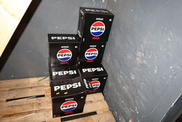 8 kasser sodavand PEPSI MAX (den ene kasser mangler 2 stk)
