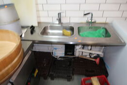 Rustfri stålbord med 2 stk. vaske og armatur