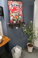 Kunstigplante i krukke samt hylde med indhold