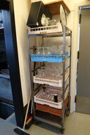 Stikvogn med div. Opvaskebakker med glas m.m.