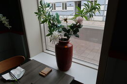 Vase med div. Kunstige blomster div. Plakater m.m.