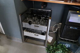 Stikvogn med div. Opvaskebakker med glas m.m.