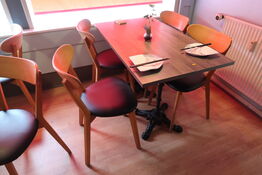 Bord med 4 stk. stole