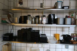 3 stk. rustfri stålhylder med indhold