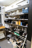 Div. Rustfri stålhylder med indhold