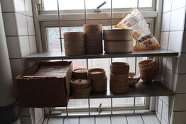 2 stk. rustfri stålhylder med indhold