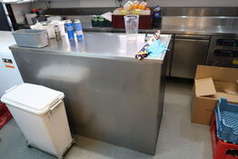 Rustfri stålbord uden indhold