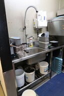 Rustfri stålbord med vask og armatur