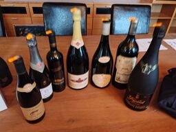 7 f. vin og champagne.