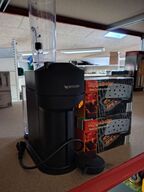 Nespressomaskine og to rygebokse