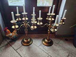 To femarmede lysestager